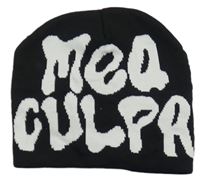 Černá pletená čepice s bílými nápisy
