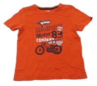 Červené tričko s motorkou a nápismi a číslom lupilu