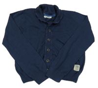 Tmavomodrý prepínaci sveter s nášivkou