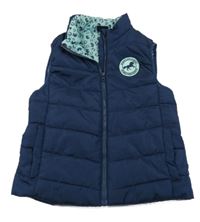 Tmavomodrá šusťáková zateplená vesta s nášivkou Crane