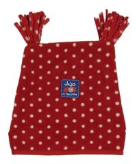 Červená fleecová čapica s bodkami a nášivkou