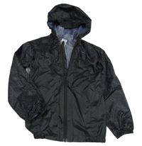 Čierno-vzorovaná šušťáková jarná funkčná bunda a kapucňou Quechua