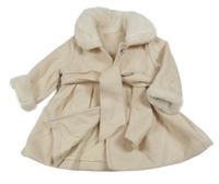 Béžový flaušový kabát s páskem a kožíškem 