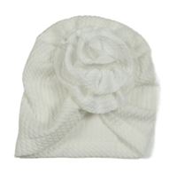 Bílá vzorovaná turbanová čepice s květem