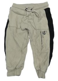 Béžovo-černé tepláky s číslem a nápisy Matalan