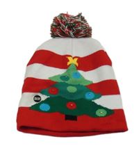 Červeno-biela pruhovaná čapica so stromkem a brmbolcom