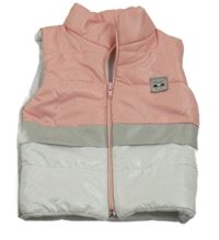 Ružovo-bielo-sivá šušťáková zateplená vesta s nášivkou