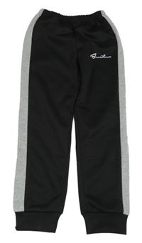 Černo-šedé sportovní tepláky s pruhy a nápisem 