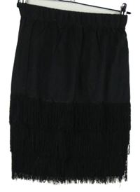 Dámká čierna sukňa s strapcemi