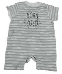 Sivo-biely pruhovaný kraťasový overal s nápisom Topomini