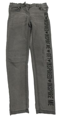 Sivé skinny rifle s nápisom