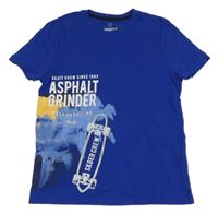 Kobaltově modré tričko so skateom Pepperts