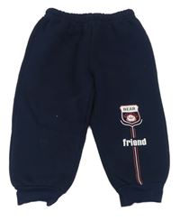 Tmavomodré tepláky s erbem a nápisom