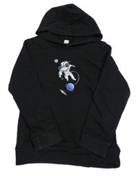 Čierna mikina s kosmonautem a vreckom a kapucňou SHEIN