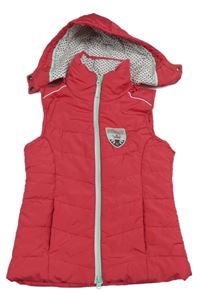 Malinová šušťáková zateplená vesta s nášivkou a kapucňou