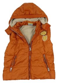Cihlová šusťáková zateplená vesta s nášivkami a kapucí Topolino