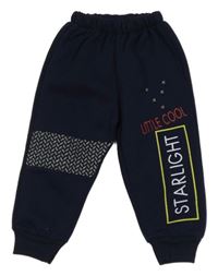 Tmavomodré tepláky s nápismi