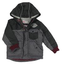 Tmavošedo-černá vzorovaná šusťáková zimní bunda s nášivkou a kapucí 