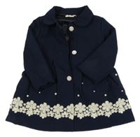 Tmavomodrý zateplený kabát s čipkovými kvietkami a perlami a golierikom baby rose