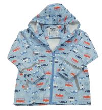 Světlemodrá nepromokavá bunda s auty a autobusy a stavebními stroji a kapucí lupilu