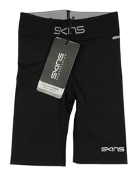Nové - čierne športové kraťasy s logom Skins