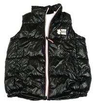 Černá pogumovaná zateplená vesta s nášivkou