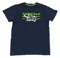 Tmavomodro-biele tričko s autom