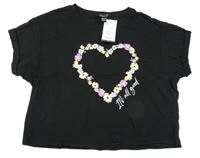 Nové - Černé crop tričko se srdcem z květin New Look