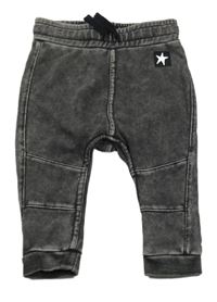 Tmavošedé tepláky s nášivkou