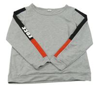 Sivá mikina s čierno-čevenými rukávy