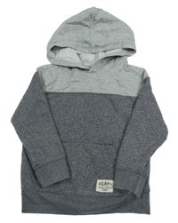 Antracitovo-sivá mikina s nášivkou a vreckom a kapucňou GAP