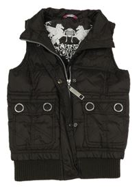 Černá prošívaná šusťáková zateplená jezdecká vesta se znakem myc