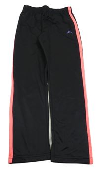 Černé sportovní tepláky s křiklavě korálovým pruhem