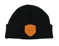 Černá pletená čepice s erbem