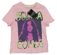Ružové tričko so Selenou Gomez