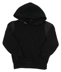 Čierna mikina s nápismi a šusťákovámi prvky a kapucňou