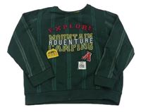 Smaragdovo-tmavozelená pruhovaná mikina s nápismi a nášivkami