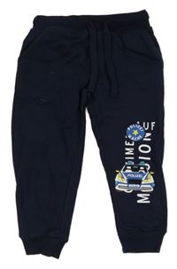 Tmavomodré tepláky s policejním autem Topolino