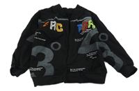 Čierna mikina s nápisom a číslami