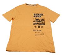 Oranžové tričko so žralokom a nápisom C&A