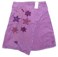 Lila menšestrová sukňa s výšivkami květů