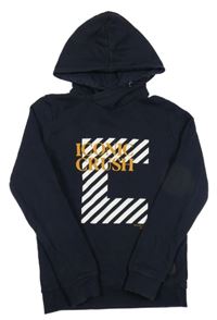 Tmavomodrá mikina s potlačou a kapucňou