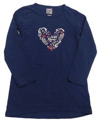 Tmavomodré tričko so vzorovaným srdcem TCM