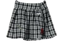 Dámska čierno-biela kockovaná sukňa s nášivkami