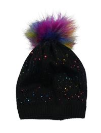 Černá čepice s flíčky a bambulí
