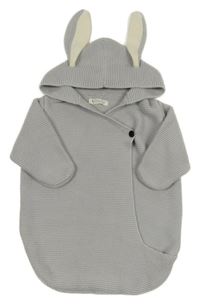 Světlešedý pletený spací pytel a kapucí s oušky