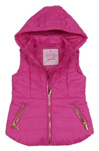 Tmavorůžová prošívaná šusťáková zateplená vesta s kapucí Tu