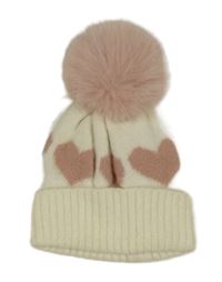 Smetanová čepice se srdíčky a bambulí