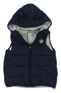 Tmavomodrá šusťáková zateplená vesta s nášivkou a kapucí Topomini