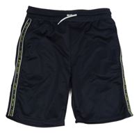 Tmavomodré športové kraťasy s pruhom s nápismi Ergeenomixx